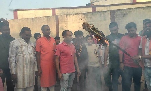 विधायक की मौजूदगी में कांग्रेस और भाजपा कार्यकताओं के बीच जम... - CG Sandesh