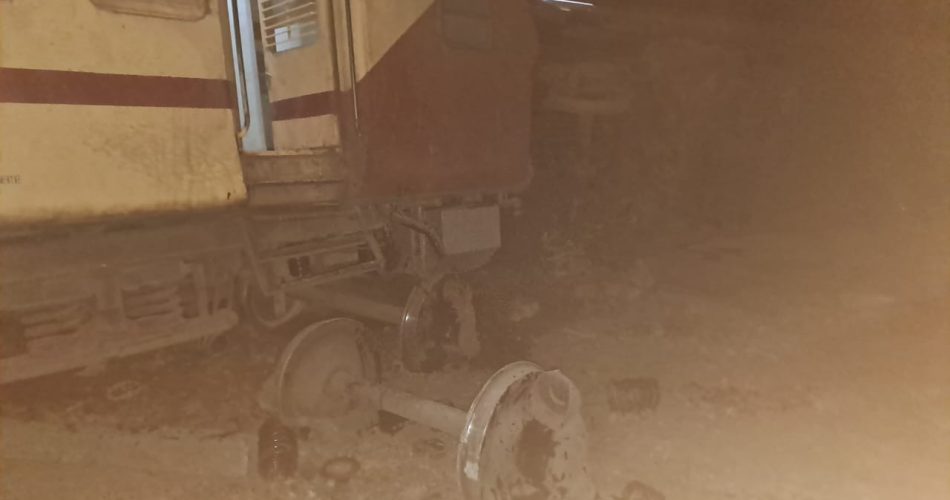 ट्रेन के 11 डिब्बे पटरी से उतरे, 24 यात्री घायल, हेल्पलाइन न... - CG Sandesh