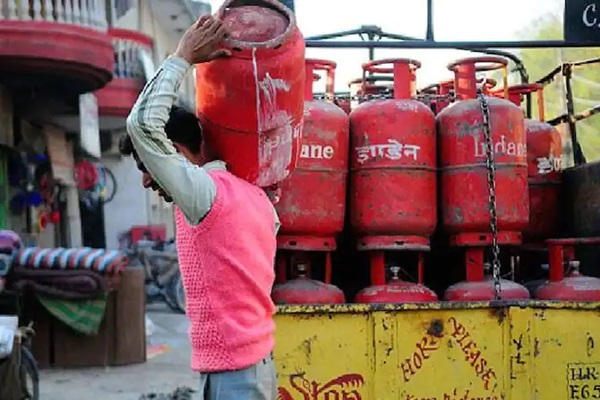 गैस सिलेंडर के दामों में हुई इतने रुपए की बढ़ोत्तरी! जानिए नय... - CG Sandesh