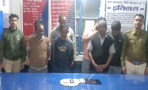 सरायपाली : मंच के पास स्ट्रीट लाइट के नीचे जुआ खेलते 7 को पु... - CG Sandesh