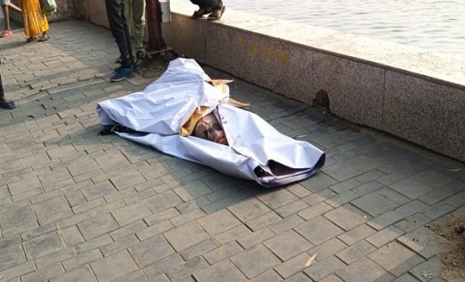 Breaking: इलाके में दहशत का माहौल...मरीन ड्राइव तालाब में मिली युवती की लाश