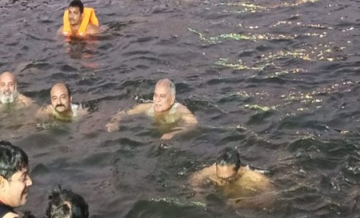 मुख्यमंत्री भूपेश बघेल ने लगाई आस्था की डुबकी, हटकेश्वर महादेव के महाआरती में भी हुए शामिल