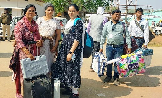 महासमुंद : मतदान सामग्री के साथ मतदान दल उत्साह के साथ हुए र... - CG Sandesh
