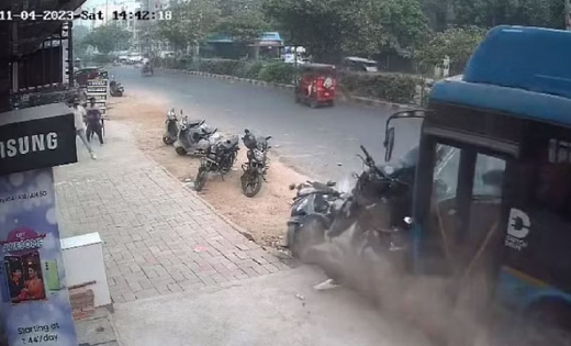 बस ने एक दर्जन से अधिक वाहनों को टक्कर मारी, एक व्यक्ति की म... - CG Sandesh