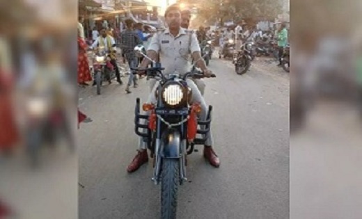 अवैध बालू से लदे ट्रैक्टर ने पुलिस टीम को कुचला, दारोगा की म... - CG Sandesh