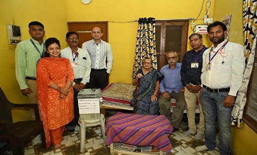 बुजुर्ग मतदाताओं को मतदान की घर पहुंच सुविधा, मतदान दल पहुँचा तात्यापारा