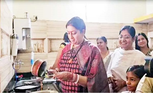 केशकाल पहुंची केंद्रीय मंत्री स्मृति ईरानी ने BJP कार्यकर्ता... - CG Sandesh