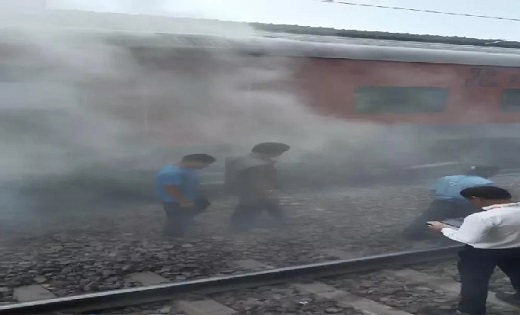 एक्सप्रेस ट्रेन में आग लगने से यात्रियों में मची भगदड़ - CG Sandesh