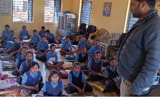 पिथौरा : स्कूल भवन ना होने से पंचायत भवन में संचालित हो रही ... - CG Sandesh