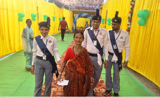 महासमुंद : मतदान केंद्रों में मतदाताओं के सहयोग कर रहे हैं म... - CG Sandesh