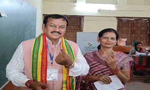 विजय बघेल ने किया सपत्निक मतदान