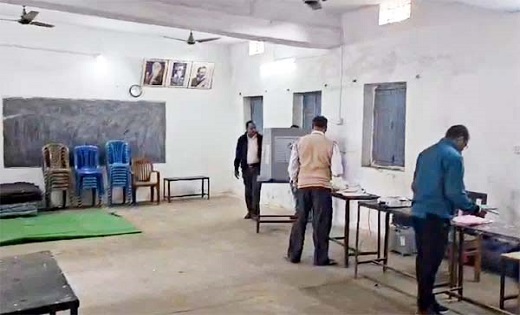 अधिकारियों की बड़ी लापरवाही, मतदान केंद्र से नहीं हटाया महाप... - CG Sandesh