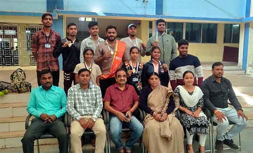 दुर्ग विश्वविद्यालय के अंतर महाविद्यालयीन वेटलिफ्टिंग प्रतियोगिता मे आदित्य ने जीता गोल्ड, बढ़ाया पाटन महाविद्यालय का नाम