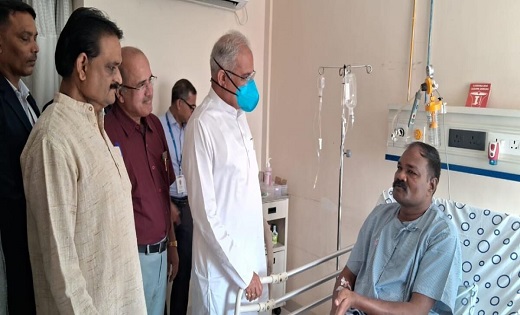सीएम बघेल ने सुरक्षा प्रभारी प्रफुल्ल ठाकुर का जाना हालचाल 