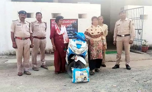 पिथौरा : एक्टिवा सवार महिलाएं गांजा के साथ पकड़ी गई - CG Sandesh