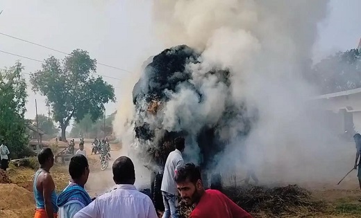 हाई टेंशन बिजली तार की चपेट में आया पैरे से भरा ट्रैक्टर, आग... - CG Sandesh