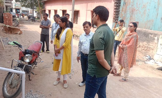 बसना : जनरल ऑब्जर्वर ने किया मतदान केन्द्रों का निरीक्षण - CG Sandesh