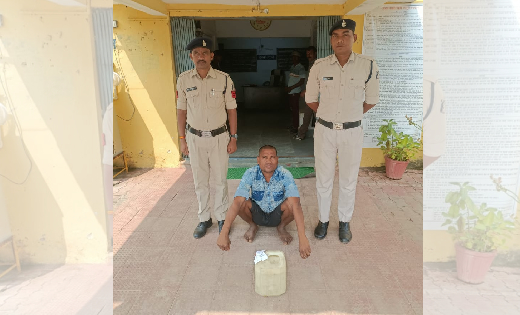 सांकरा : 4 लीटर  महुआ शराब  के साथ आरोपी पुलिस की गिरफ्त में - CG Sandesh
