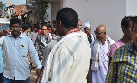 बसना : जहाँ ग्रामीणों ने किया था चुनाव का बहिष्कार वहाँ प्रच... - CG Sandesh