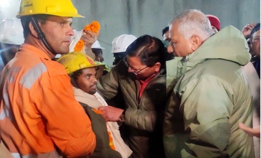 उत्तरकाशी में 17 दिन बाद टनल से बाहर आये मज़दूर, सीएम ने किय... - CG Sandesh