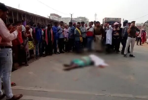 बेकाबू ट्रेलर ने बाइक को मारी टक्कर, पत्नी की मौत - CG Sandesh