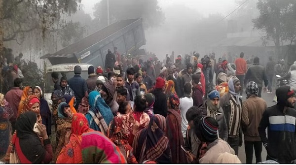 दर्दनाक हादसा : लोगों को रौंदते हुए नहर में गिरा बेकाबू डंपर... - CG Sandesh