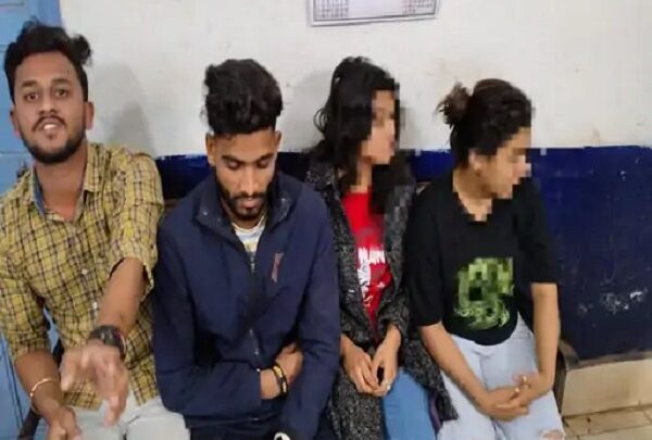 छत्तीसगढ़ में चलती बाइक पर रोमांस करने वाला कपल गिरफ्तार, एस... - CG Sandesh