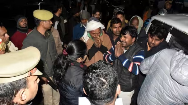 तेज रफ्तार डंपर का कहर, मां-बेटी को रौंदते हुए कार पर पलटा, ... - CG Sandesh
