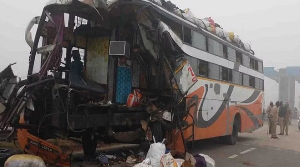 डीसीएम की बस से जोरदार भिड़ंत, महिला समेत चार की मौत, कई यात... - CG Sandesh