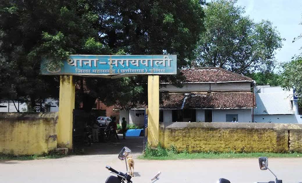सरायपाली : रेत निकालते समय ट्रेक्टर के पलटने से एक की हुई थी... - CG Sandesh