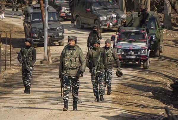सुरक्षाबलों और आतंकियों के बीच मुठभेड़, लश्कर के 2 आतंकी ढेर - CG Sandesh
