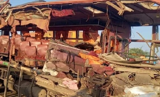 ट्रक और बस में जोरदार टक्कर, 10 की मौत; कई घायल - CG Sandesh