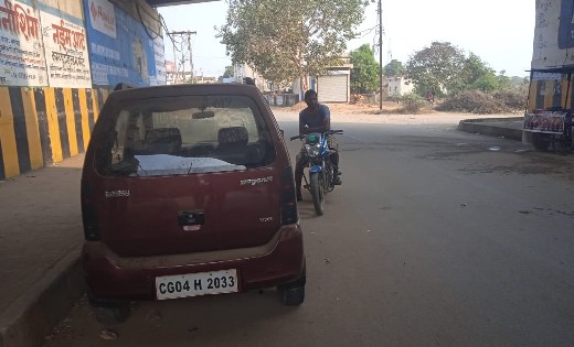 बसना : लावारिस हालत में खेमड़ा ओवर ब्रिज के नीचे 7 दिनों से प... - CG Sandesh