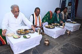 सीएम बघेल ने ग्राम पुरैना-खपरी निवासी मजदूर झंगलू देवांगन के... - CG Sandesh