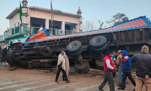मस्जिद से टकराकर कन्टेनर पलटा, चालक व 40 भैंसों की मौत - CG Sandesh