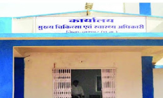 जिला चिकित्सालय के मुख्य लिपिक निलंबित
