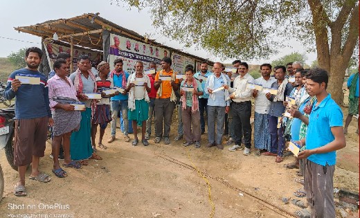 बसना : किसानों को एटीएम कार्ड वितरण कर कैशलेस लेन-देन करने किया प्रोत्साहित