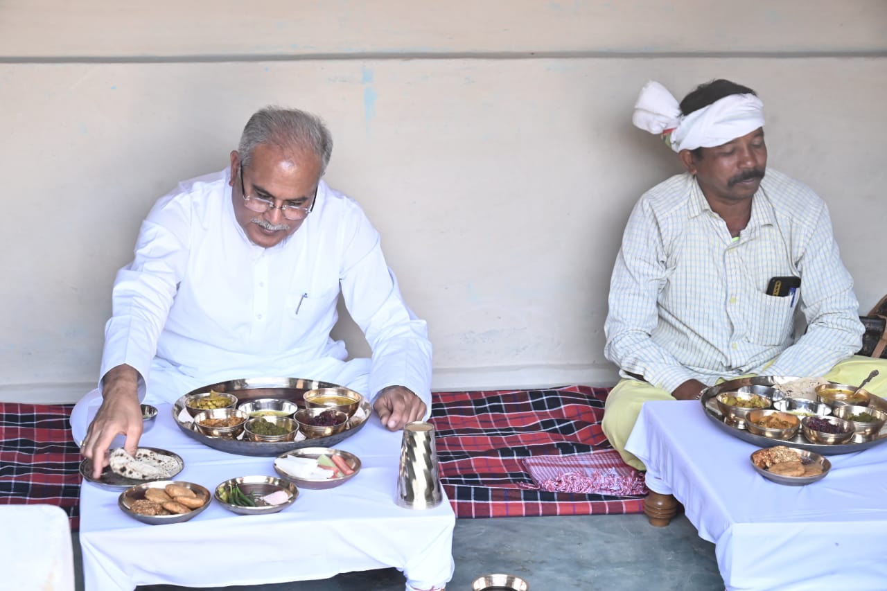 किसान होरिलाल राज के घर CM बघेल ने  लिया स्वादिष्ट और छत्तीस... - CG Sandesh