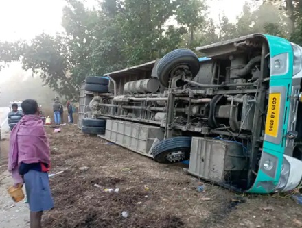 दर्दनाक हादसा :  भैंस के टकराने से पलटी बस, एक बच्ची की मौत,... - CG Sandesh