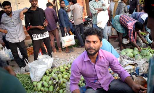 बसना : भंवरपुर बाजार में सब्जी विक्रेताओं से पंचायत के नाम प... - CG Sandesh