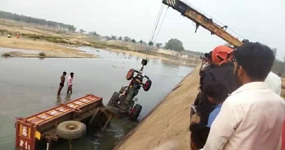 एनीकट में ट्रैक्टर गिरा, बाल बाल बचा चालक - CG Sandesh