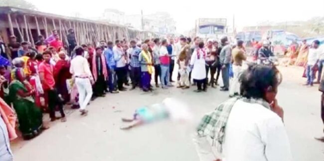 बाइक सवार दंपत्ति को  तेज रफ्तार ट्रेलर ने मारी ठोकर, पत्नी ... - CG Sandesh