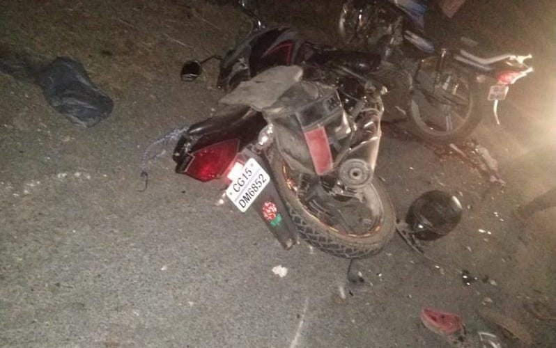 ट्रेलर ने बाइक सवार 4 युवकों को मारी ठोकर, 3 की मौत, 1 घायल - CG Sandesh