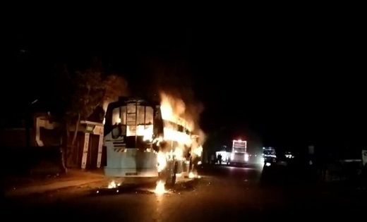 बस में लगी भीषण आग...2 महिला समेत 4 झुलसे - CG Sandesh