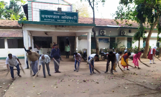 महासमुंद : कलेक्टर सहित जिले के आला अधिकारी उतरे सफाई अभियान... - CG Sandesh