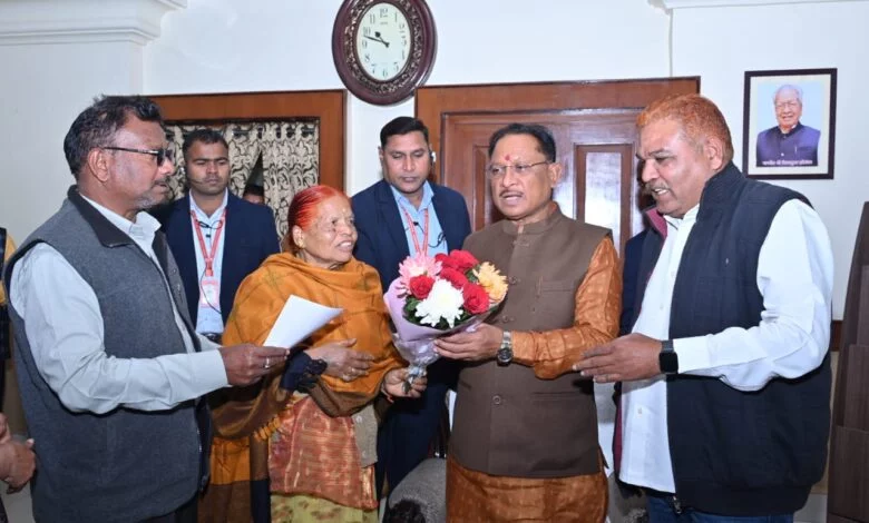 CM विष्णु देव साय से आदिवासी सेवा समिति के सदस्यों ने की मुलाकात..अभिनन्दन समारोह में शामिल होने के लिए किया आमंत्रित..