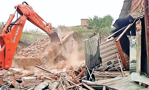 अवैध कब्जों पर राजधानी रायपुर में चला प्रशासन का बुलडोजर