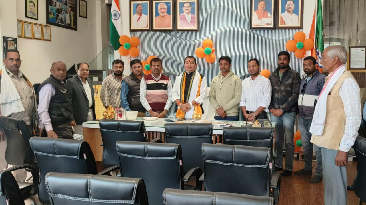 बसना विधायक डॉ. संपत अग्रवाल से स्वास्थ्य संयोजक कर्मचारी सं... - CG Sandesh