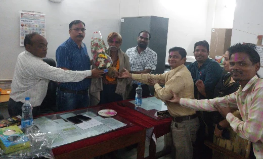महासमुंद : सेवानिवृत्त भृत्य शैलेश श्रीवास्तव को दी गई भावभि... - CG Sandesh