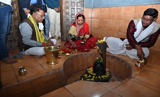 मुख्यमंत्री विष्णुदेव साय पहुंचे भुईयापानी.. ग्रामीणों ने ढोलक, शंख और मंजीरा बजाते हुए CM का किया स्वागत..भगवान शिव और बजरंगबली के किए दर्शन..